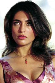 Caterina Murino sexy in LAMOUR AUX TROUSSES 2005 - YouTube
