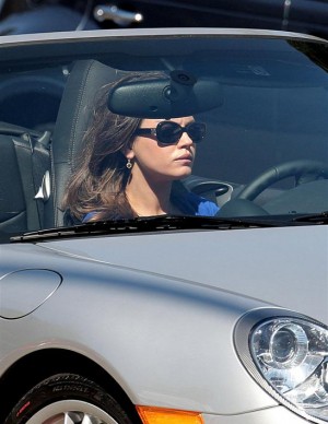 Mila Kunis, décolleté et Porsche