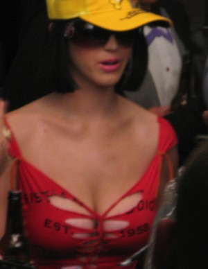 [PHOTOS] Katy Perry fait chauffer le décolleté