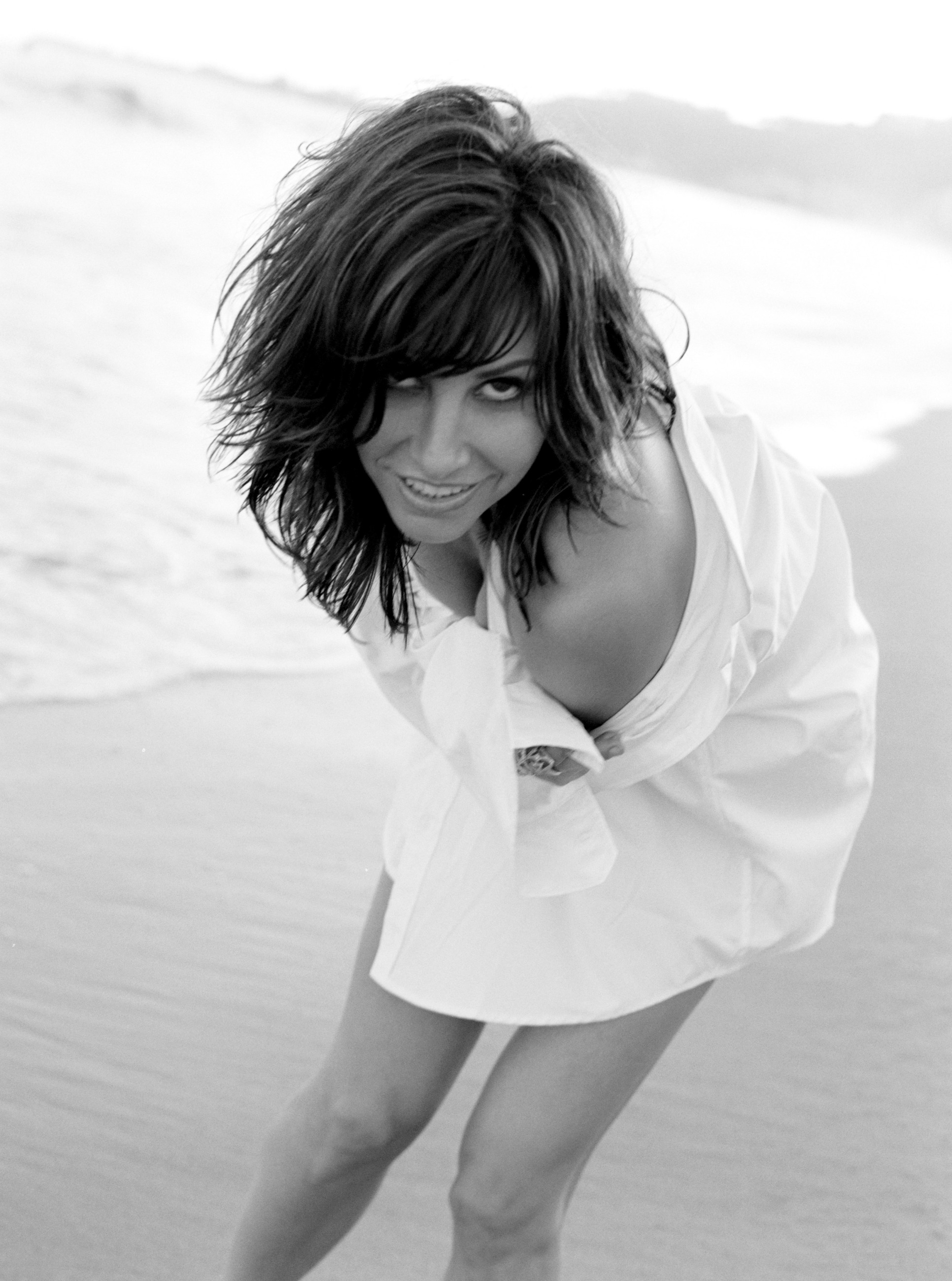 Gina Gershon Sexy Dans Un Photoshoot En Noir Et Blanc 5 Mars 2011 