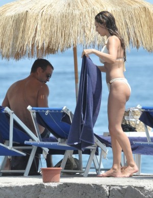 Kelly Brook en bikini en Italie c’est sexy