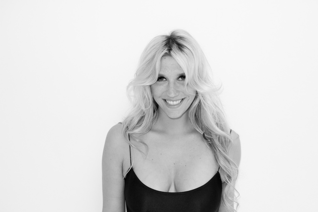 Kesha vulgaire mais sexy par et avec Terry Richardson