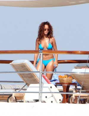 Rihanna en bikini a St. Tropez quand Hustler détient sa Sextape
