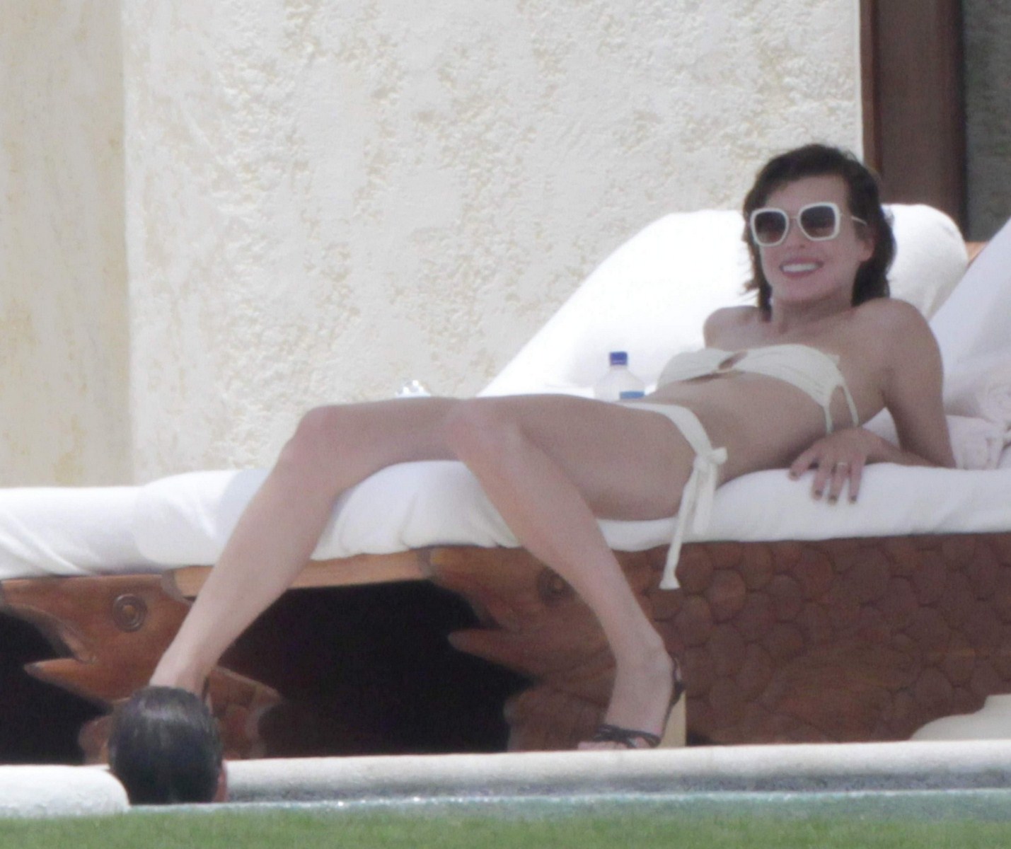 Milla Jovovich tombe le soutif du bikini a Los Cabos !