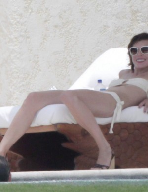 Milla Jovovich tombe le soutif du bikini a Los Cabos !