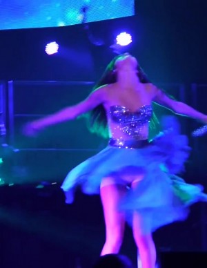 Upskirt de Selena Gomez au Mohegan Sun Arena