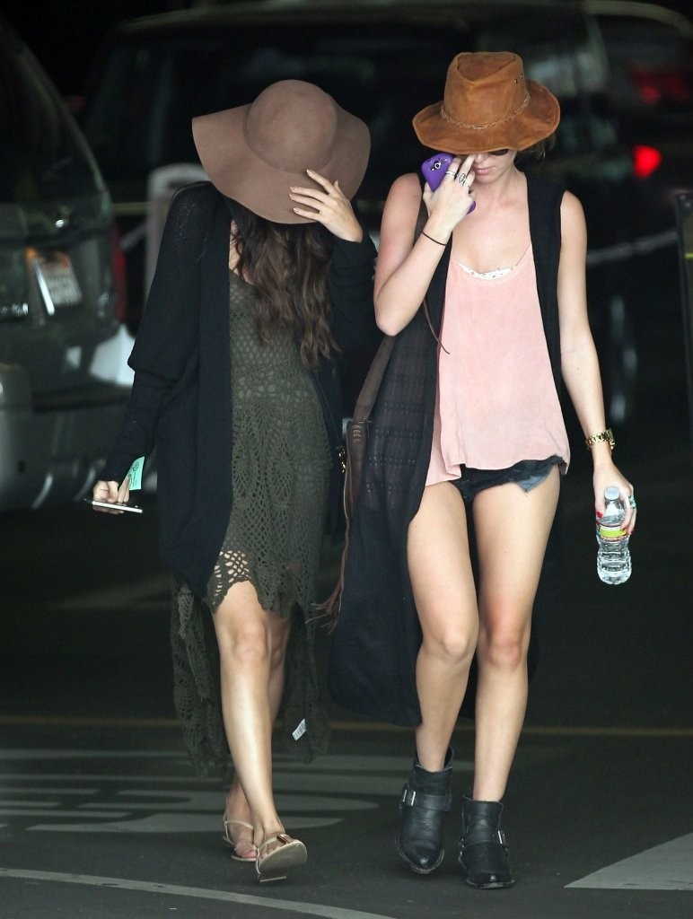 Selena Gomez et ses copines sont en Californie pour se refaire les ongles