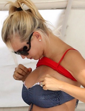 Luisana Lopilato en train de changer de vêtements à la plage de Miami