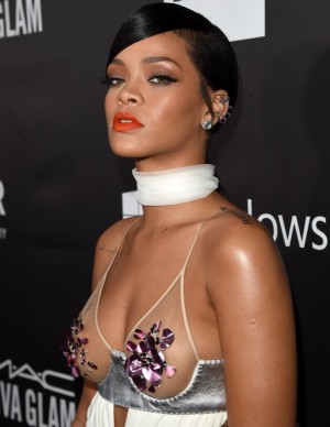 Rihanna sexy lors du dîner amfAR