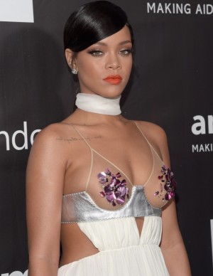 Rihanna sexy lors du dîner amfAR