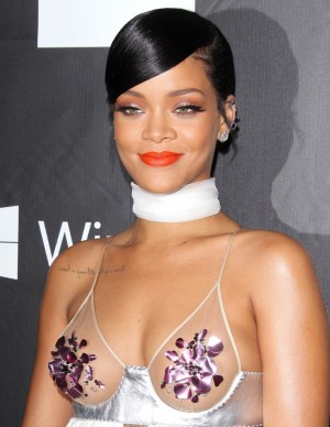 Rihanna sexy lors du dîner amfAR