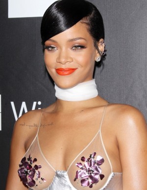 Rihanna sexy lors du dîner amfAR