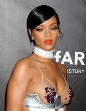 Rihanna sexy lors du dîner amfAR