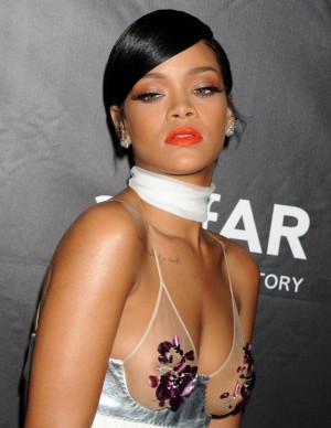 Rihanna sexy lors du dîner amfAR
