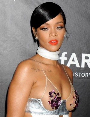 Rihanna sexy lors du dîner amfAR