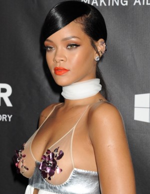 Rihanna sexy lors du dîner amfAR