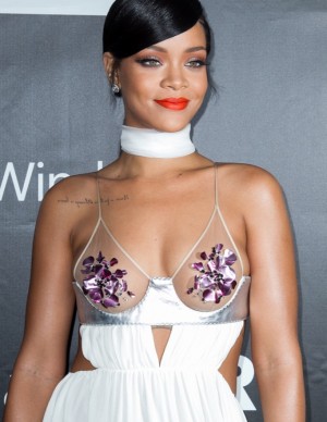 Rihanna sexy lors du dîner amfAR