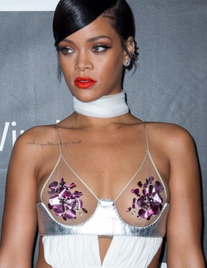 Rihanna sexy lors du dîner amfAR
