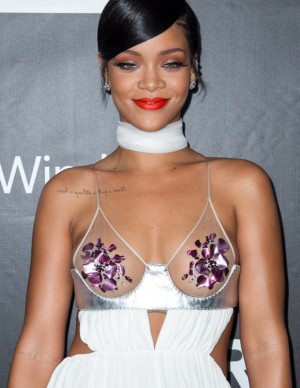 Rihanna sexy lors du dîner amfAR