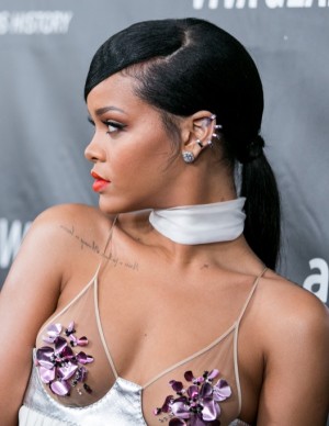 Rihanna sexy lors du dîner amfAR