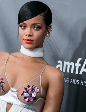 Rihanna sexy lors du dîner amfAR
