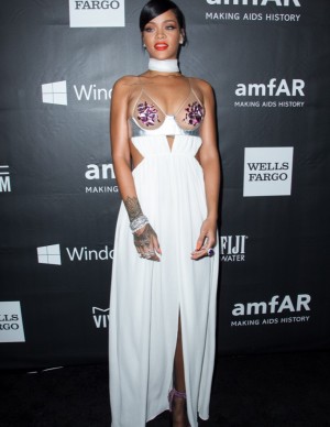 Rihanna sexy lors du dîner amfAR