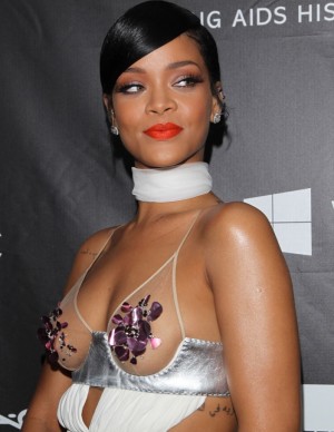 Rihanna sexy lors du dîner amfAR