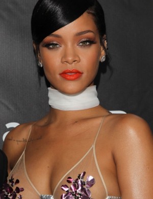 Rihanna sexy lors du dîner amfAR
