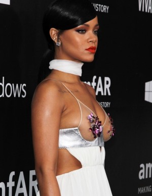 Rihanna sexy lors du dîner amfAR