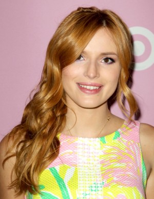 Bella Thorne très sexy dans sa robe d'été