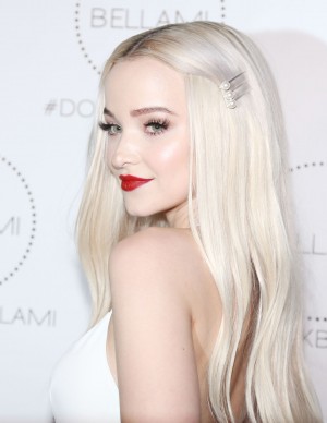 Dove Cameron très classe en robe