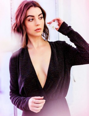 photos Adelaide Kane