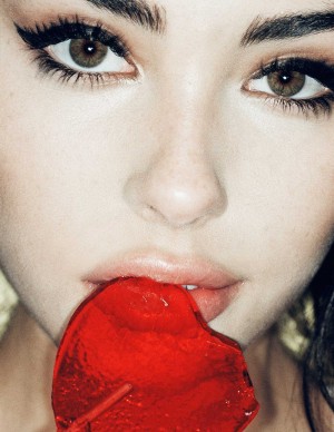Madison Beer pose pour Missguided