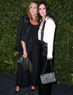 Jennifer Aniston au diner CHANEL célébrant 'Our Majestic Oceans' à Malibu