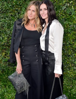 Jennifer Aniston au diner CHANEL célébrant 'Our Majestic Oceans' à Malibu