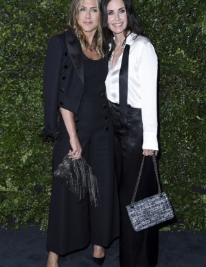 Jennifer Aniston au diner CHANEL célébrant 'Our Majestic Oceans' à Malibu