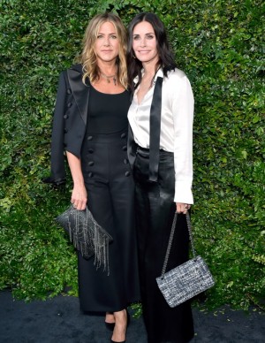 Jennifer Aniston au diner CHANEL célébrant 'Our Majestic Oceans' à Malibu