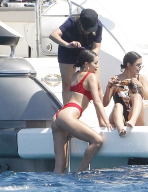 Olivia Culpo sur un yacht à Formentera