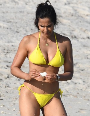 Padma Lakshmi sur la plage de Miami