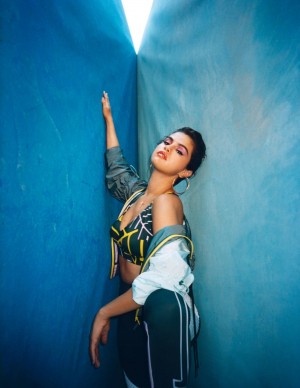Shooting Selena Gomez pour la promo Puma Defy Trailblazer