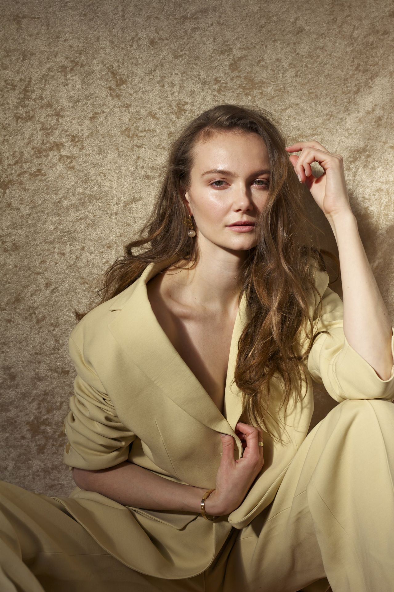 Andi Matichak dans The Bare Magazine