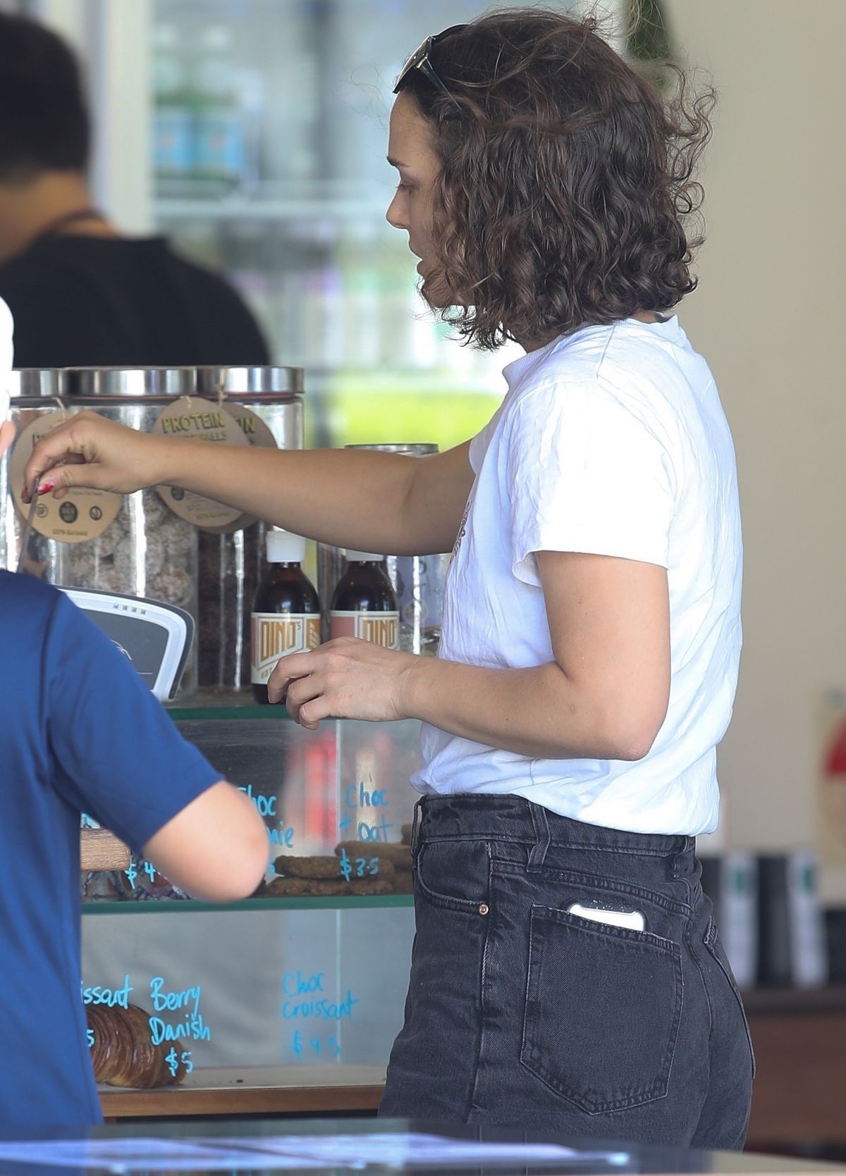 Natalie Portman prend un café à Sydney - 11 mars 2021