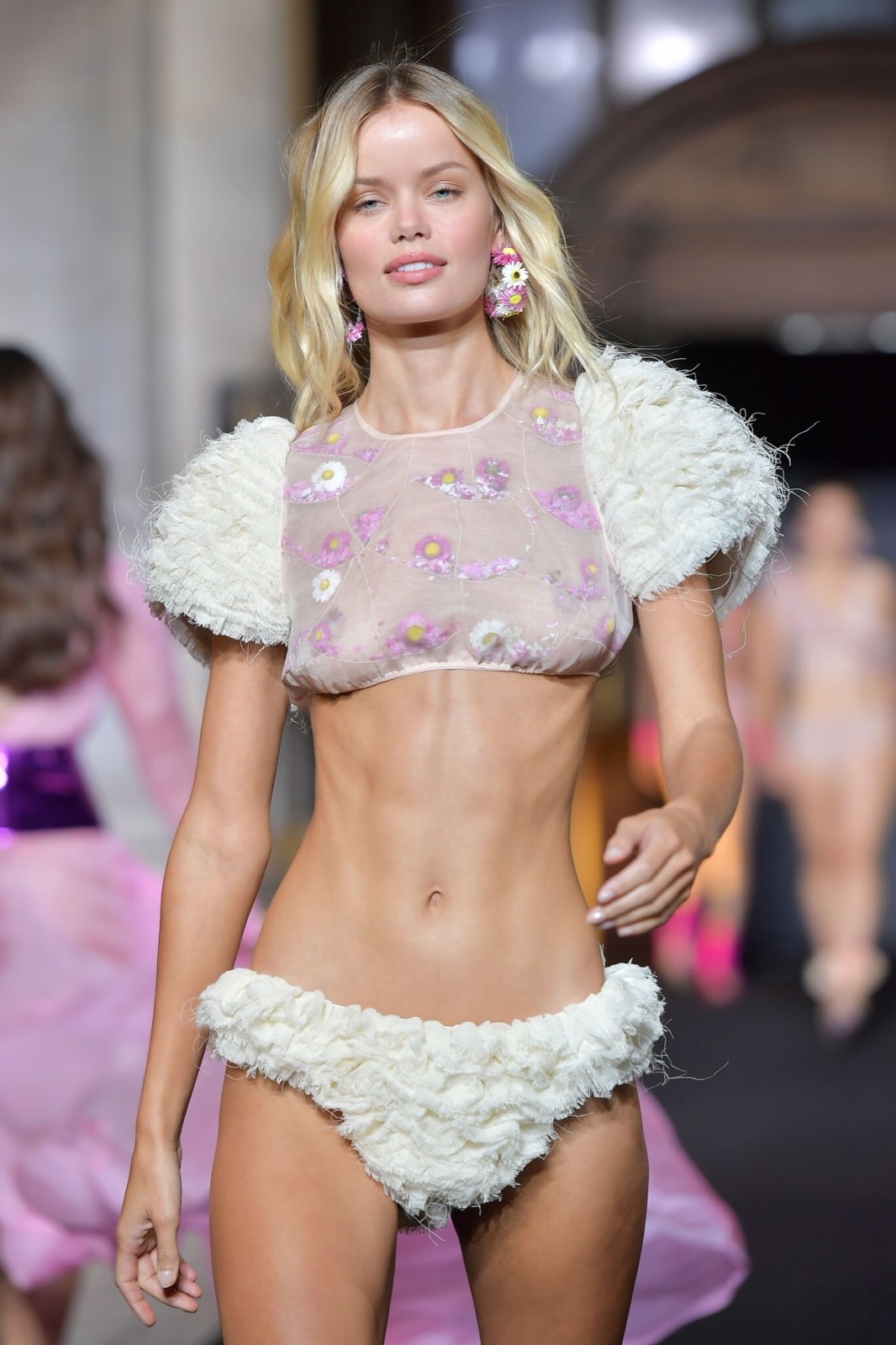 Frida Aasen sexy au défilé Etam