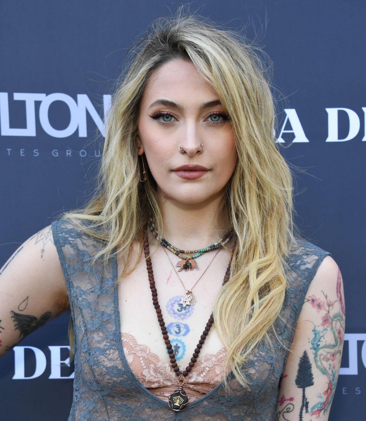 Paris Jackson au Barron & Tessa Hilton Host Goddess Art Show
