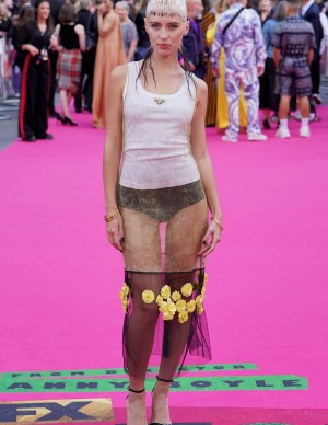 photos Iris Law