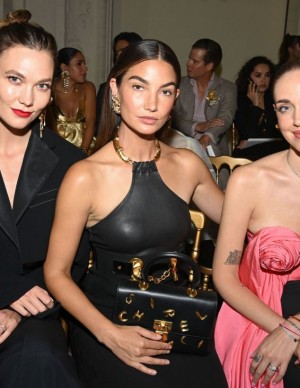 Lily Aldridge sexy au défilé Schiaparelli à la Paris Fashion Week