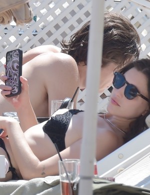 Rainey Qualley en vacances au Eight Hotel Paraggi en Italie