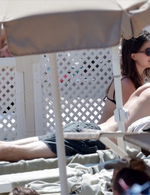 Rainey Qualley en vacances au Eight Hotel Paraggi en Italie