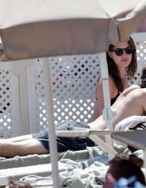 Rainey Qualley en vacances au Eight Hotel Paraggi en Italie