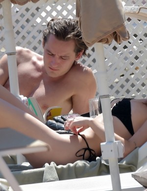 Rainey Qualley en vacances au Eight Hotel Paraggi en Italie